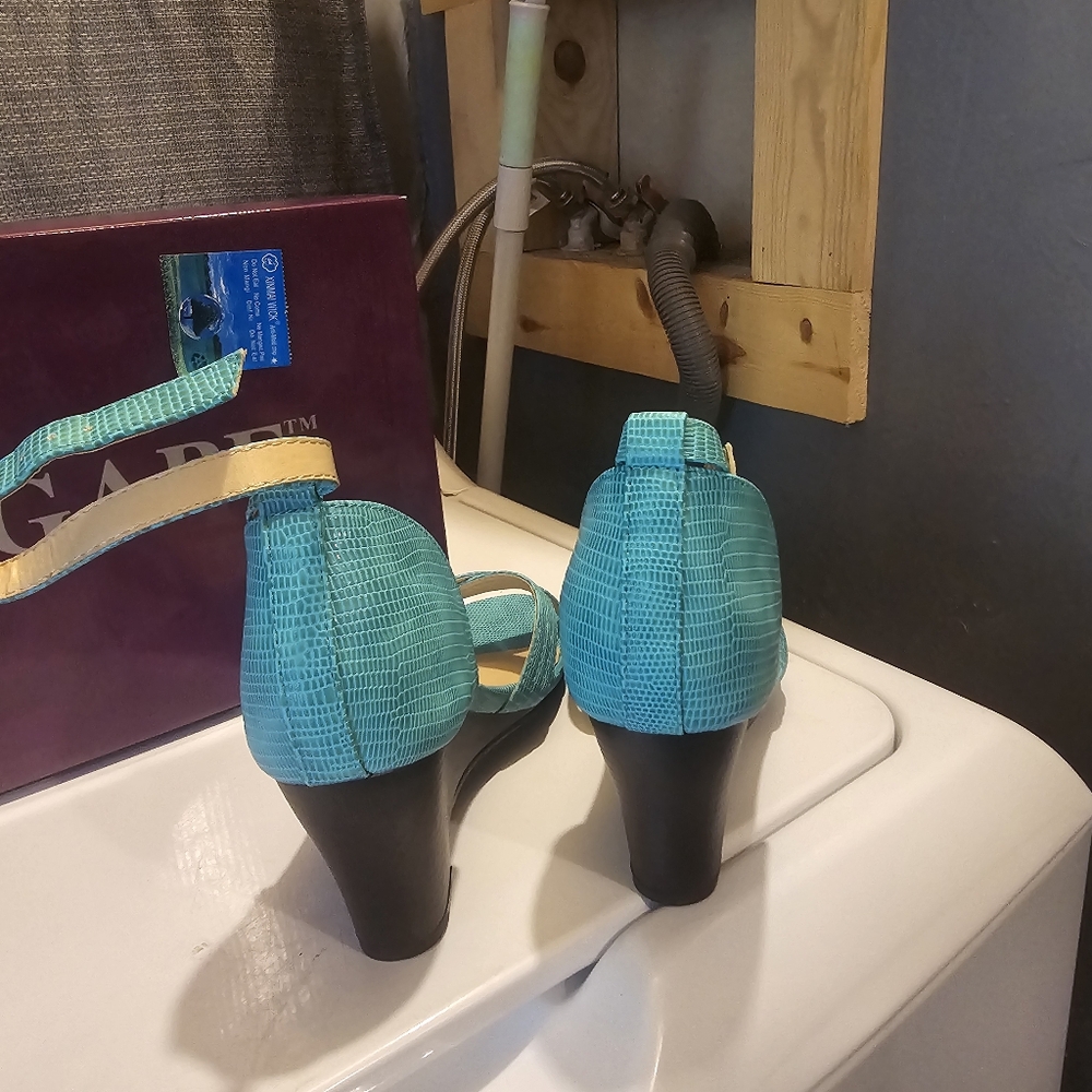 Brand new in box Turquoise pumps - Picture 2 of 5